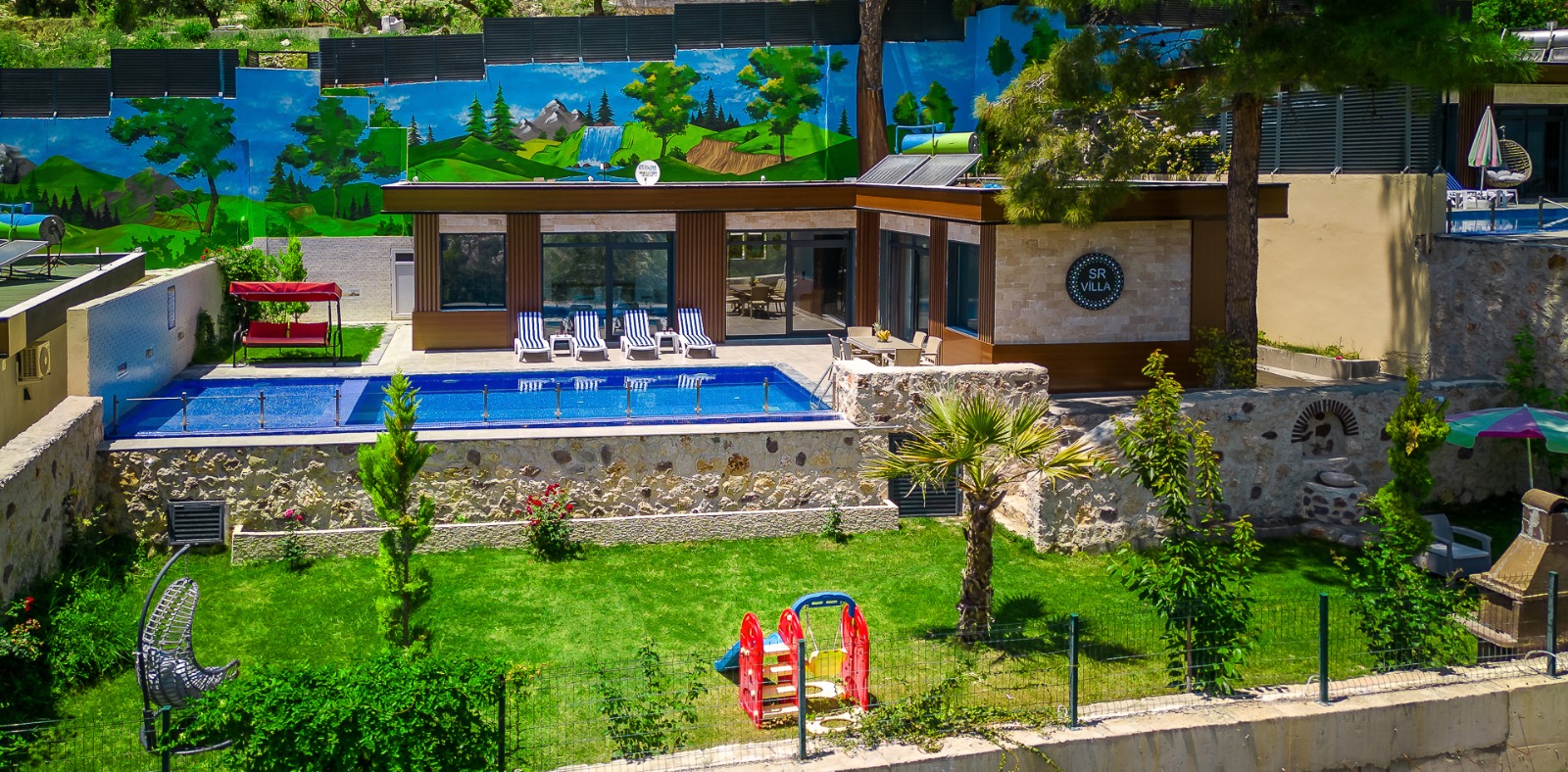 Villa bahçesi ve kaydırak